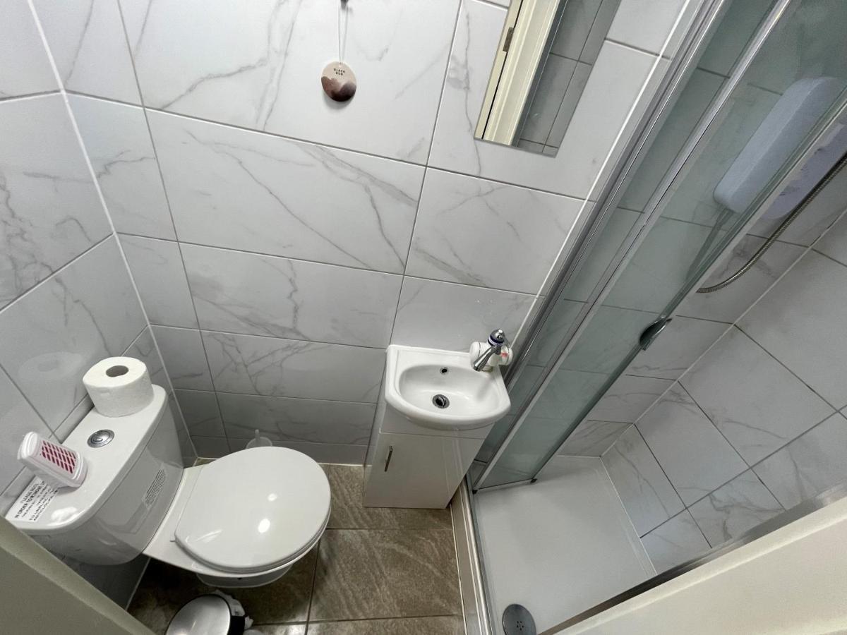 Letzi Premium Cozy Retreat Private En-Suite Rooms, Wembley London Exterior photo