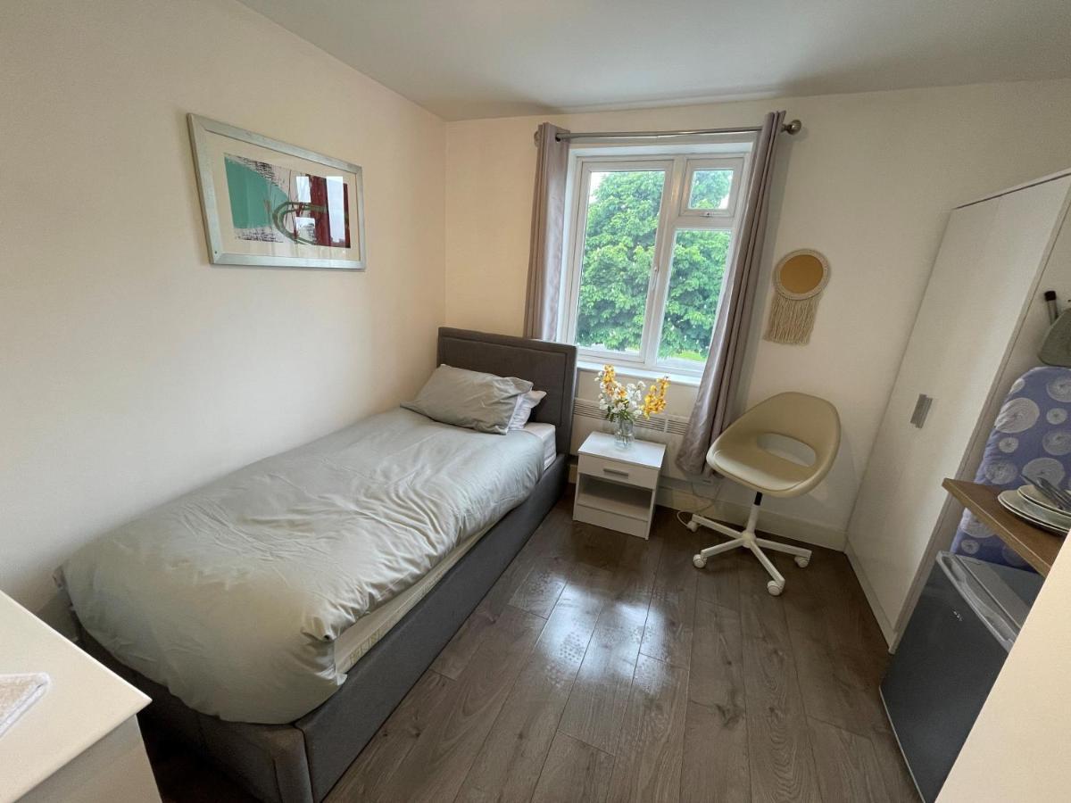 Letzi Premium Cozy Retreat Private En-Suite Rooms, Wembley London Exterior photo