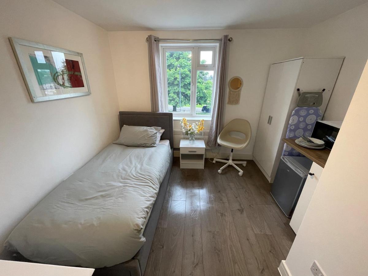 Letzi Premium Cozy Retreat Private En-Suite Rooms, Wembley London Exterior photo