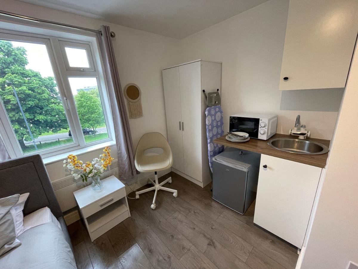 Letzi Premium Cozy Retreat Private En-Suite Rooms, Wembley London Exterior photo