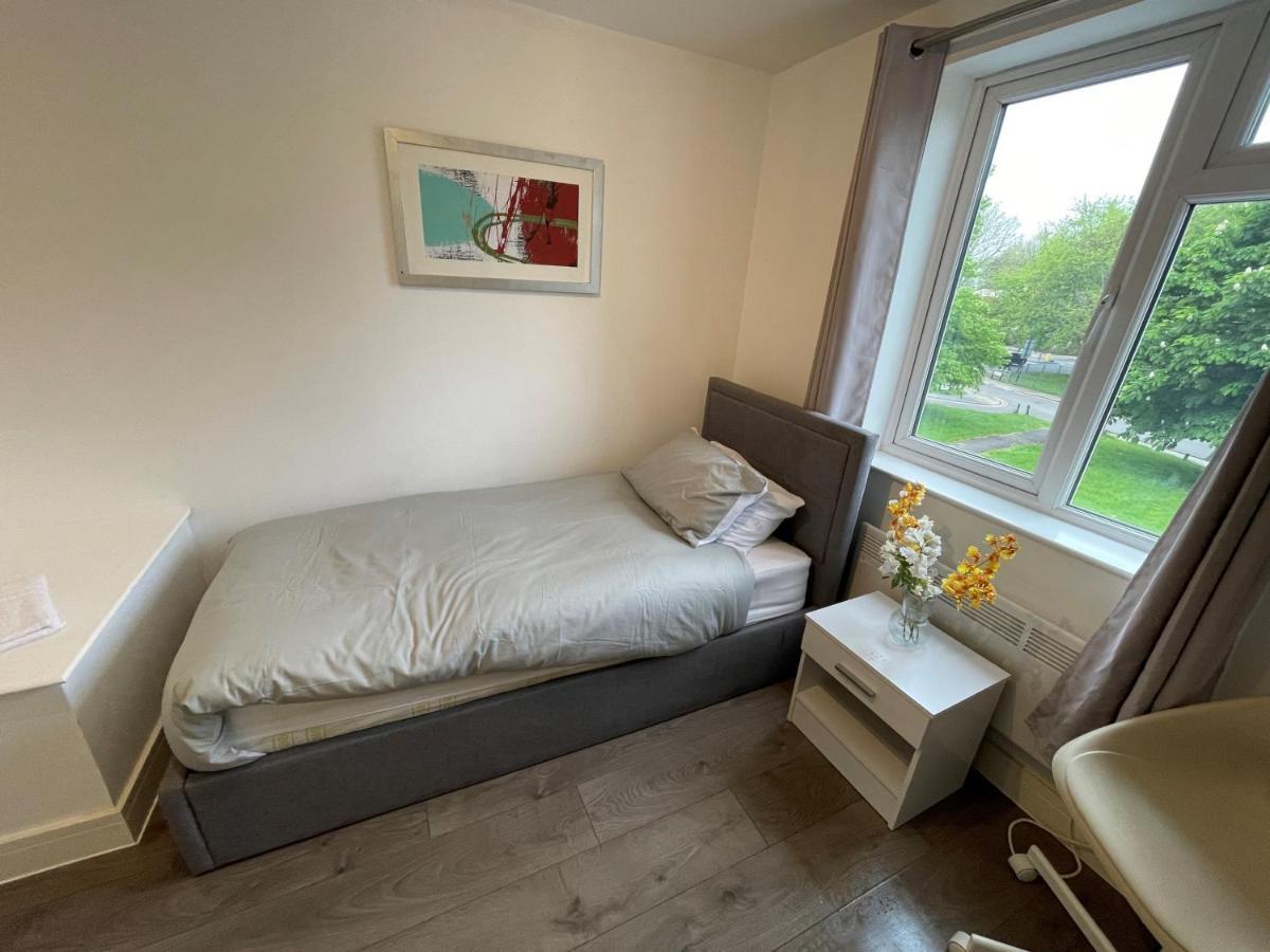 Letzi Premium Cozy Retreat Private En-Suite Rooms, Wembley London Exterior photo