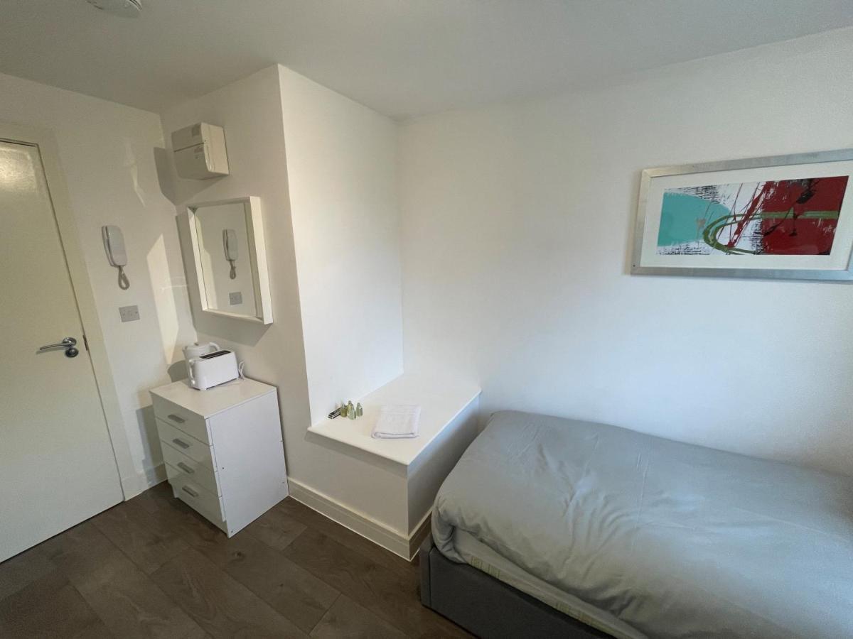 Letzi Premium Cozy Retreat Private En-Suite Rooms, Wembley London Exterior photo