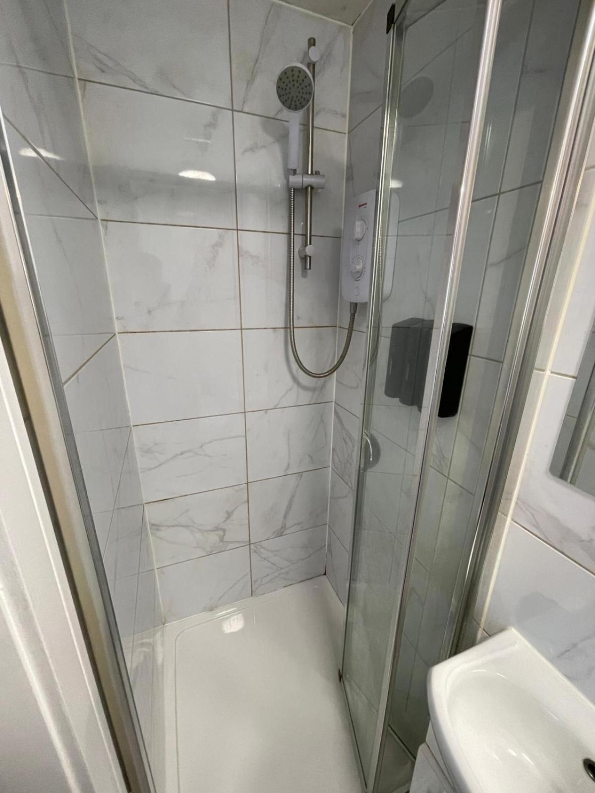Letzi Premium Cozy Retreat Private En-Suite Rooms, Wembley London Exterior photo