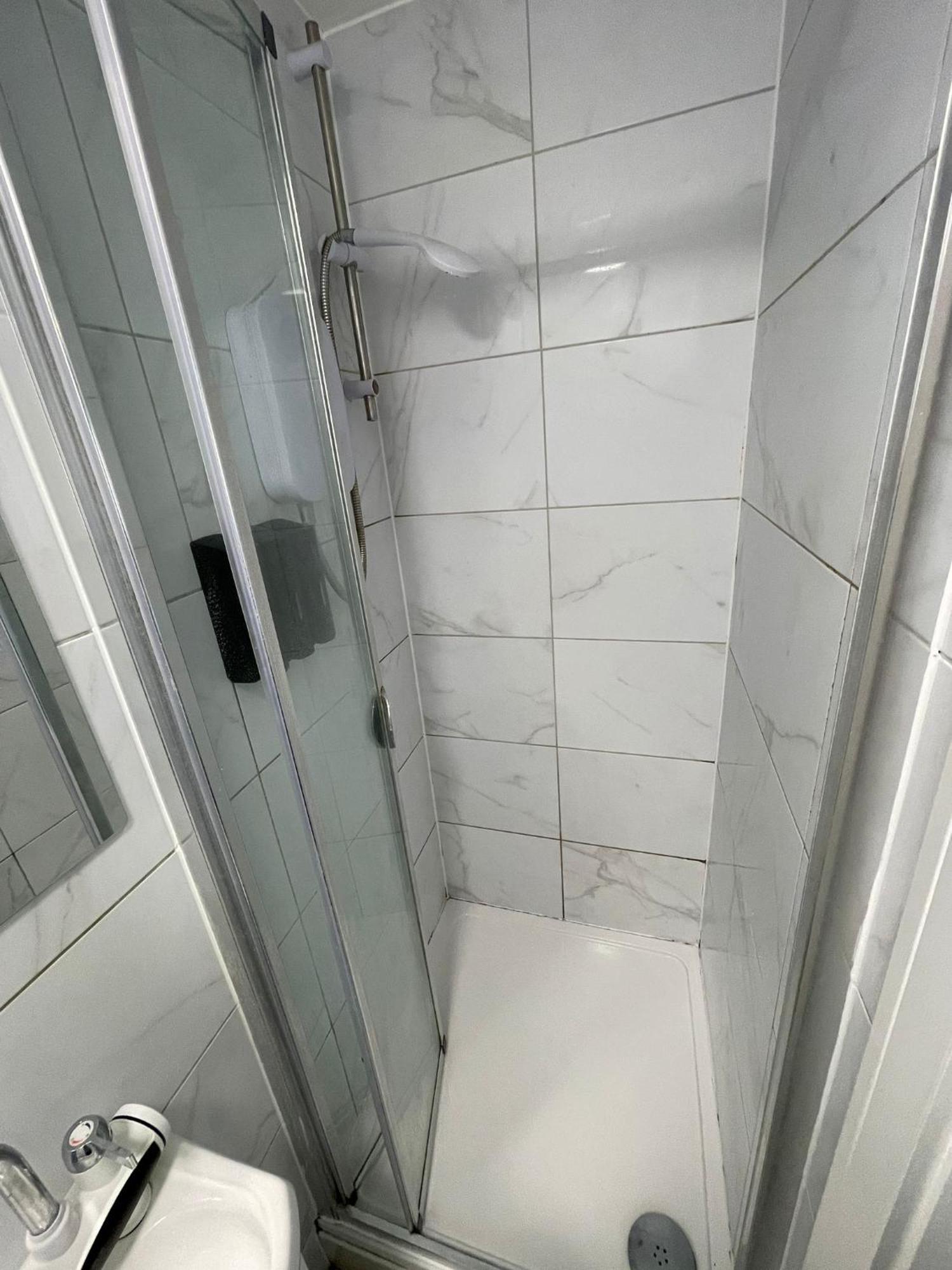 Letzi Premium Cozy Retreat Private En-Suite Rooms, Wembley London Exterior photo