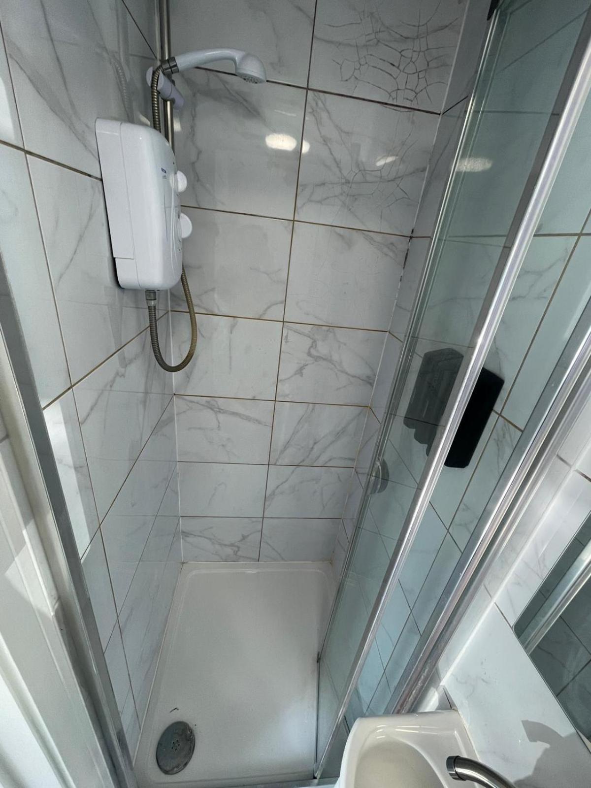 Letzi Premium Cozy Retreat Private En-Suite Rooms, Wembley London Exterior photo