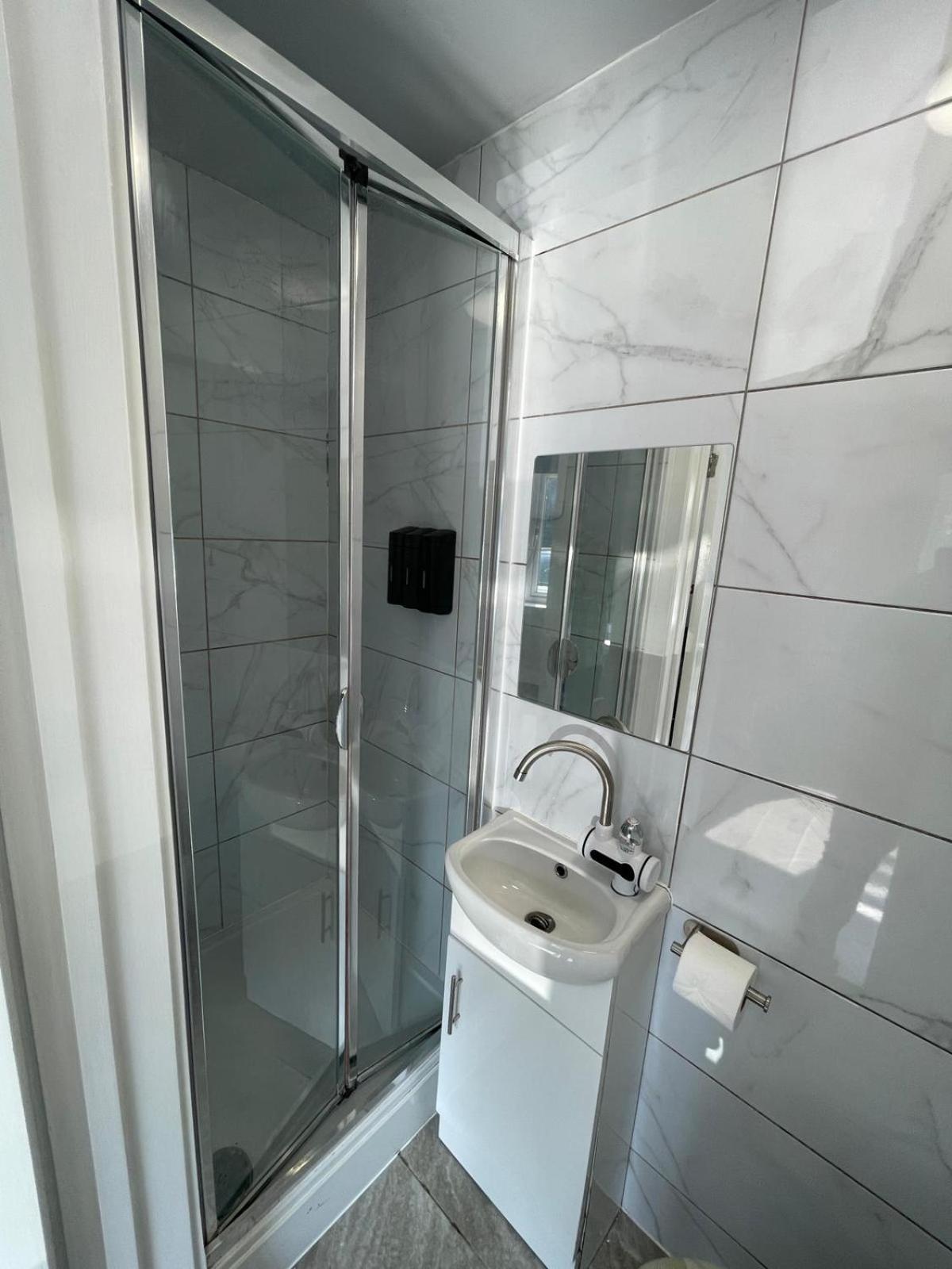 Letzi Premium Cozy Retreat Private En-Suite Rooms, Wembley London Exterior photo