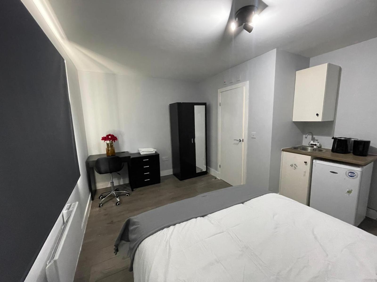 Letzi Premium Cozy Retreat Private En-Suite Rooms, Wembley London Exterior photo