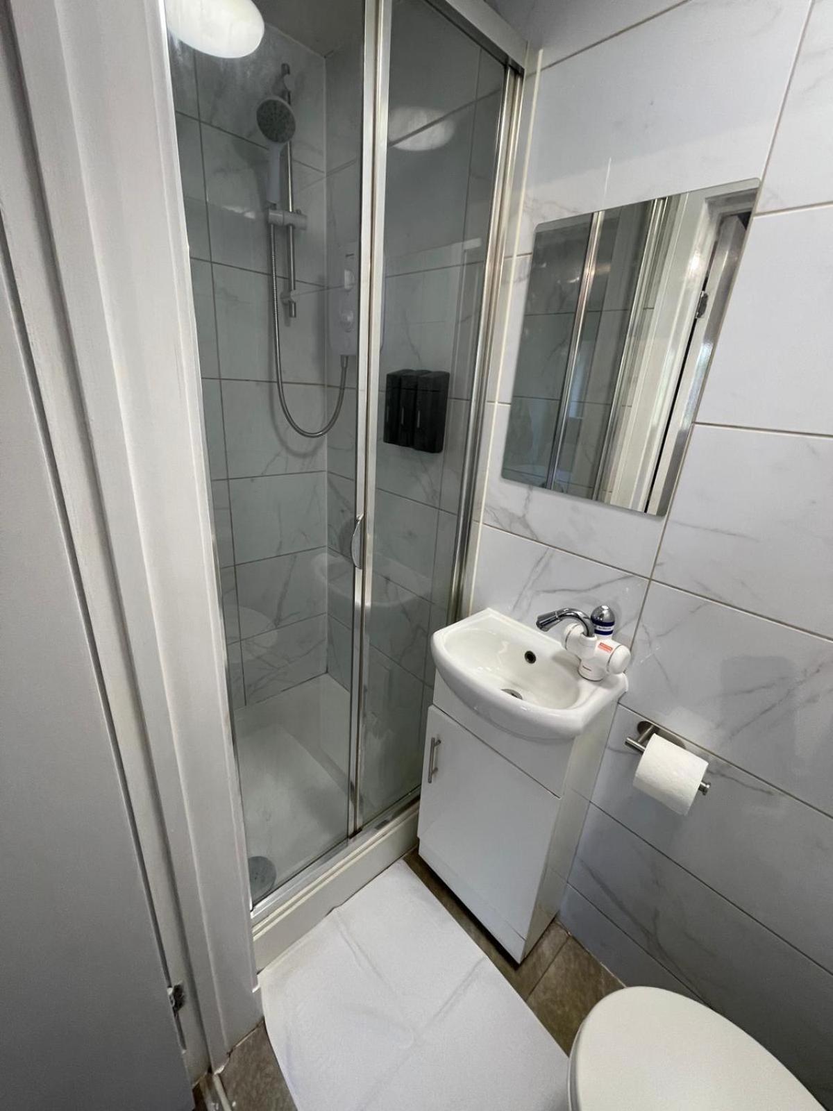 Letzi Premium Cozy Retreat Private En-Suite Rooms, Wembley London Exterior photo