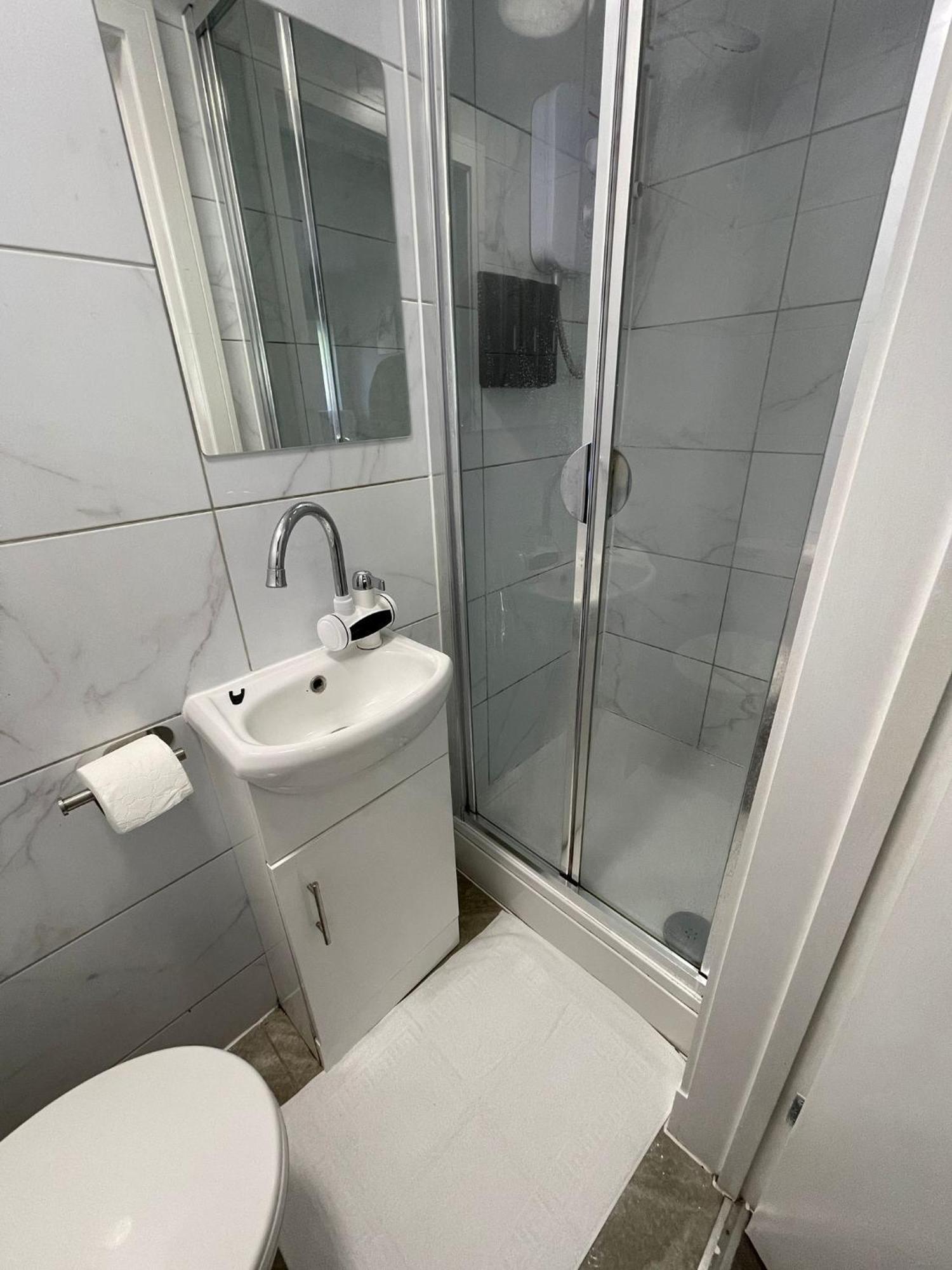 Letzi Premium Cozy Retreat Private En-Suite Rooms, Wembley London Exterior photo