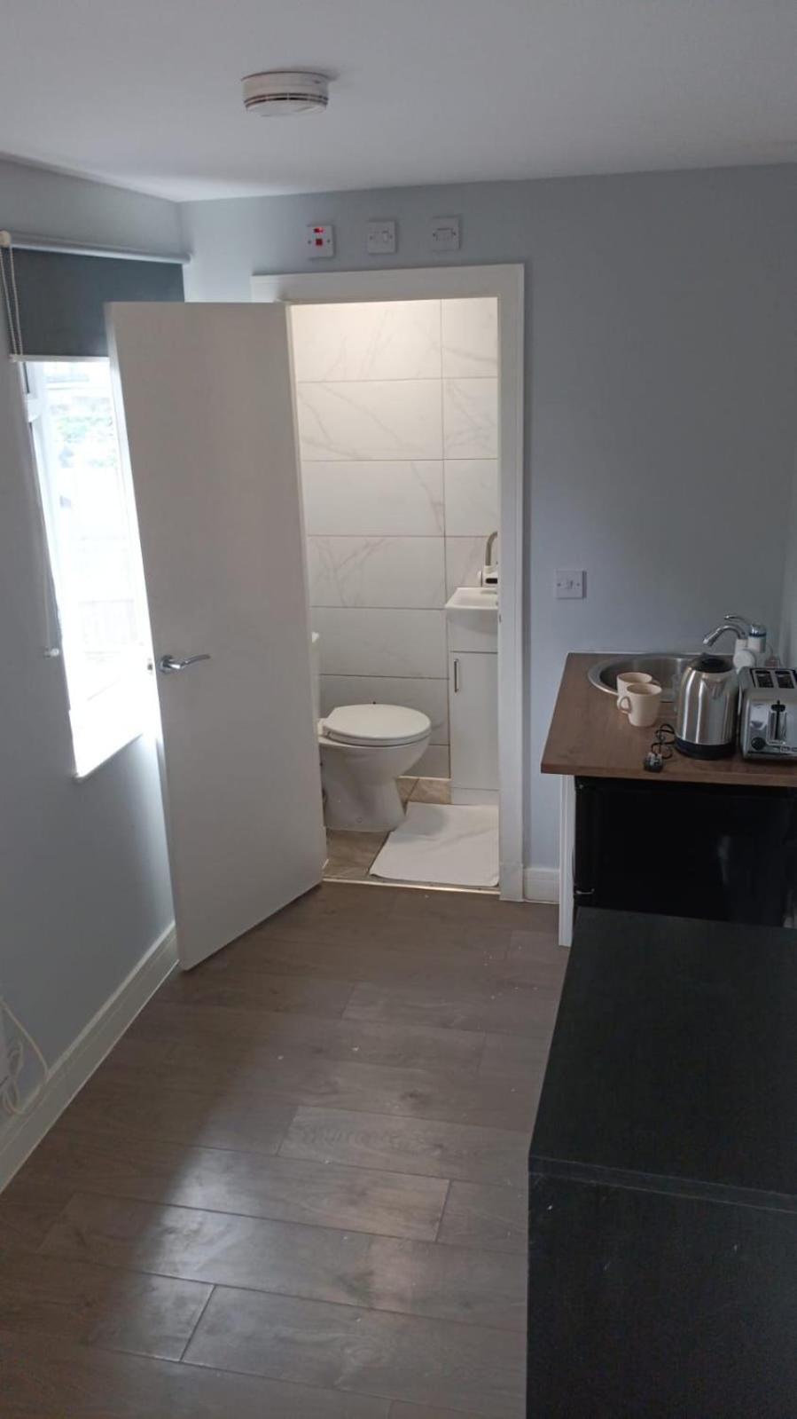 Letzi Premium Cozy Retreat Private En-Suite Rooms, Wembley London Exterior photo